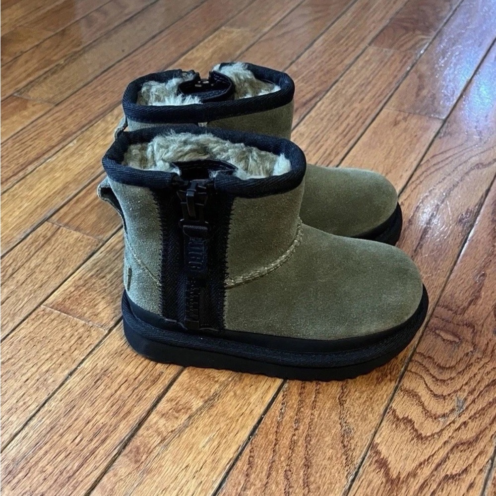 UGG Australia Classic Mini Zipper Tape Logo Boot in Olive 8C New without Box. - Picture 4 of 16